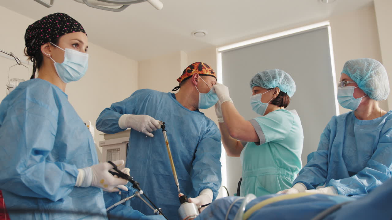 procedimiento quirúrgico en una sala de operaciones