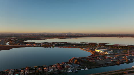 las aguas tranquilas de etang de vic y el camino panorámico.