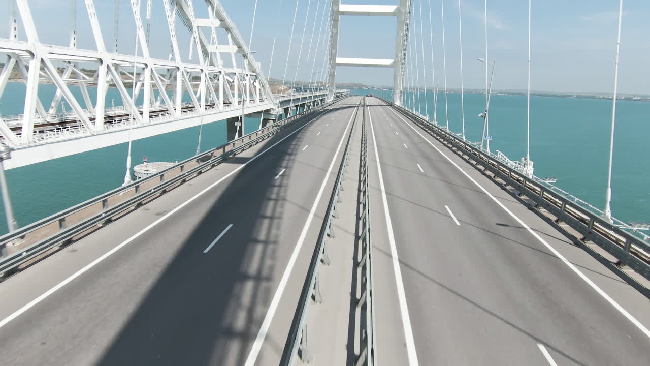 티르코이즈 물 위 에 있는 케이블 스테이드 브릿지 고속도로