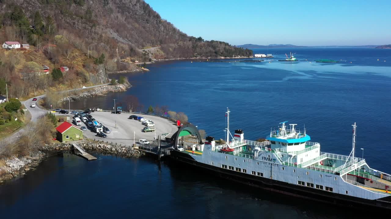 MF "Ivar Aasen" loads cars on board that are going across the fjord to Mordalsv&aring;gen