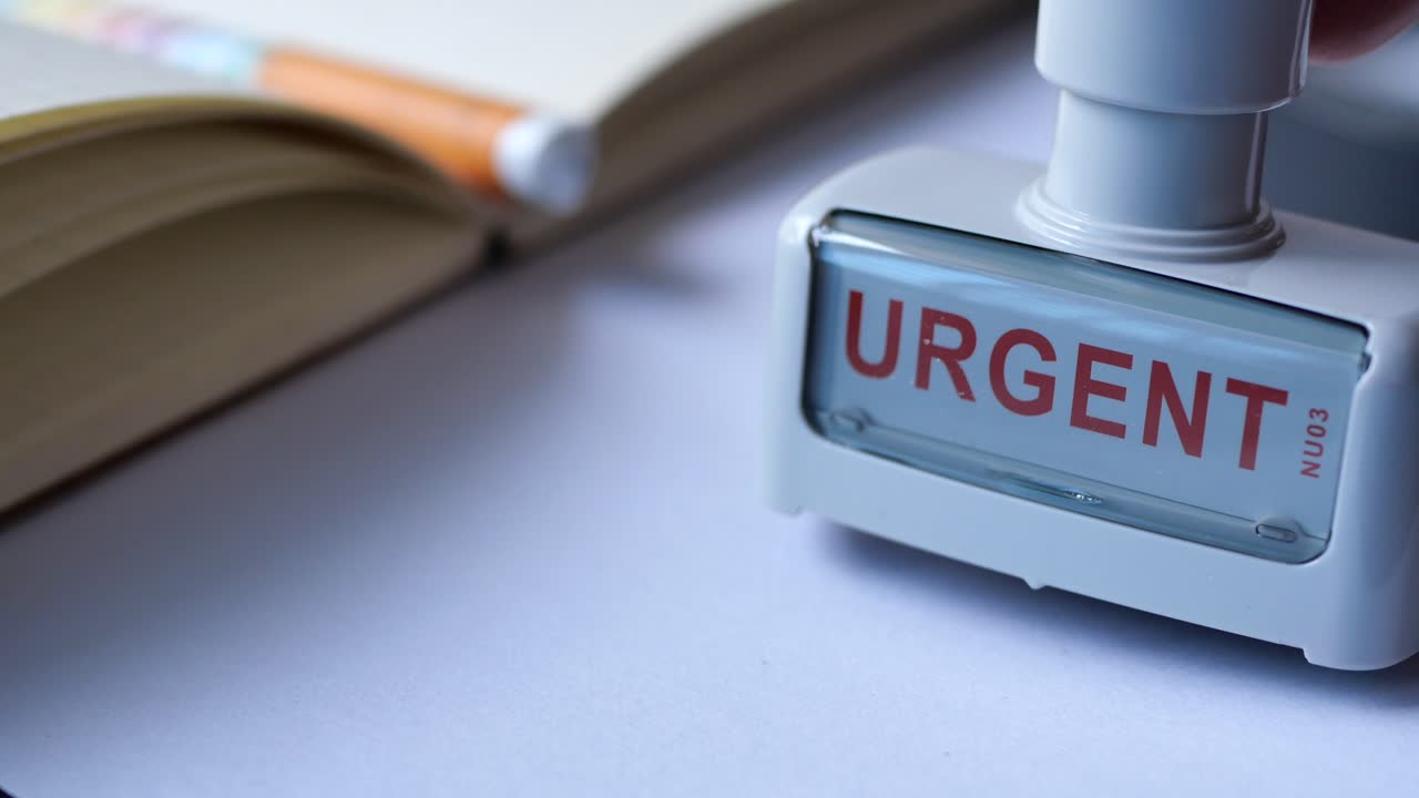 ⁇  종이에 빨간색 긴급 단어 스 ⁇ 프 ,