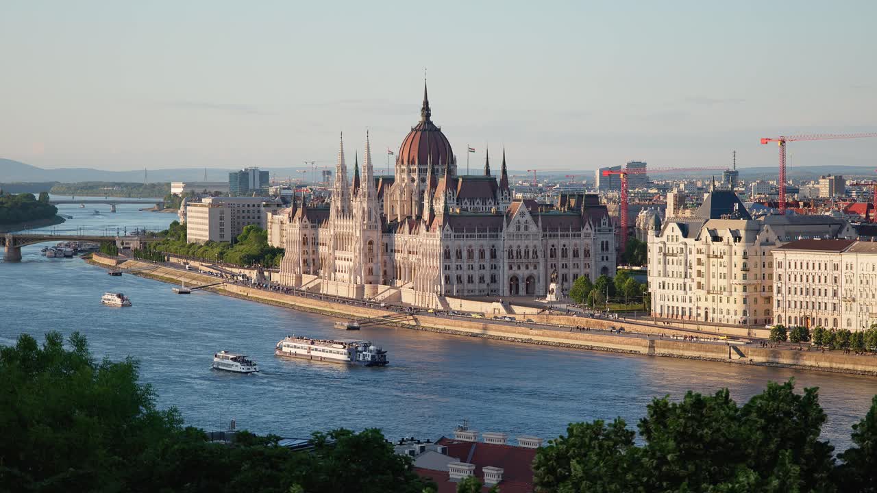 Budapest, Ungheria, vista dall'alto verso lo storico edificio neogotico del parlamento e il fiume Danubio