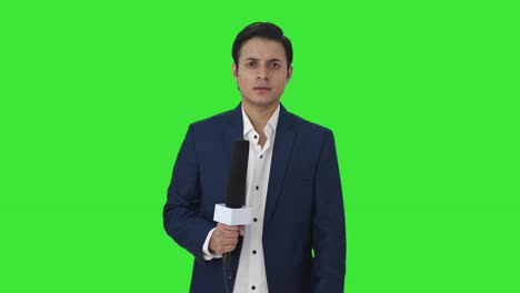 Wütender-Indischer-Reporter-Blickt-Auf-Den-Grünen-Bildschirm-Der-Kamera