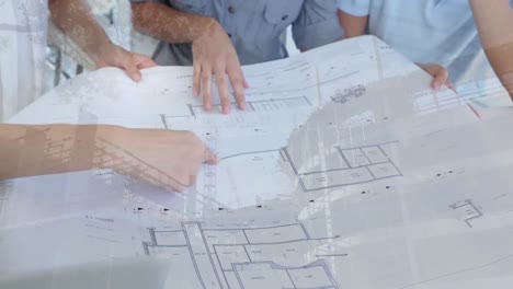 arquitectos discutiendo planos con el sitio de construcción