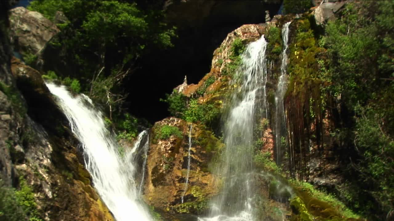 tiro medio de cascadas que desembocan en una piscina en big sur california