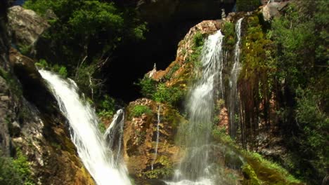 tiro medio de cascadas que desembocan en una piscina en big sur california