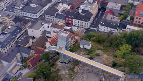 Vista-Superior-De-La-Pasarela-Que-Conecta-El-Ascensor-De-Cristal-Con-El-Parque-Floyheia-En-Arendal,-Noruega