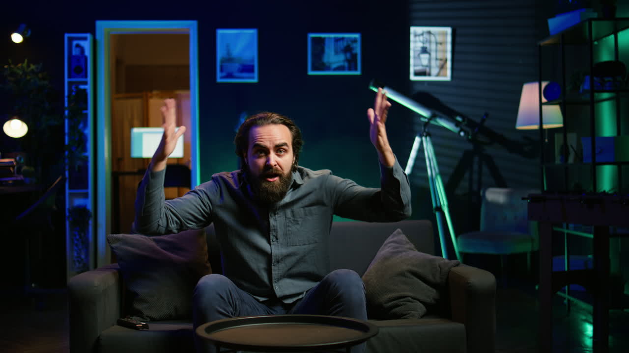 스포츠 방송을 보는 짜증나는 지지자, 끔찍한 팀 실수에 울부고