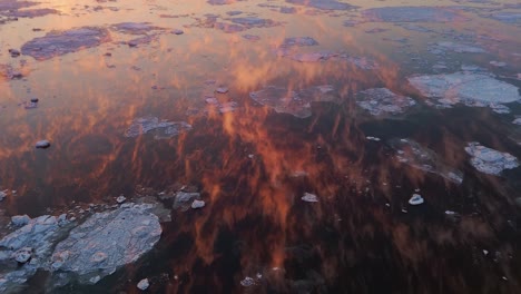 seguimiento de las nubes doradas que atraviesan el lago congelado