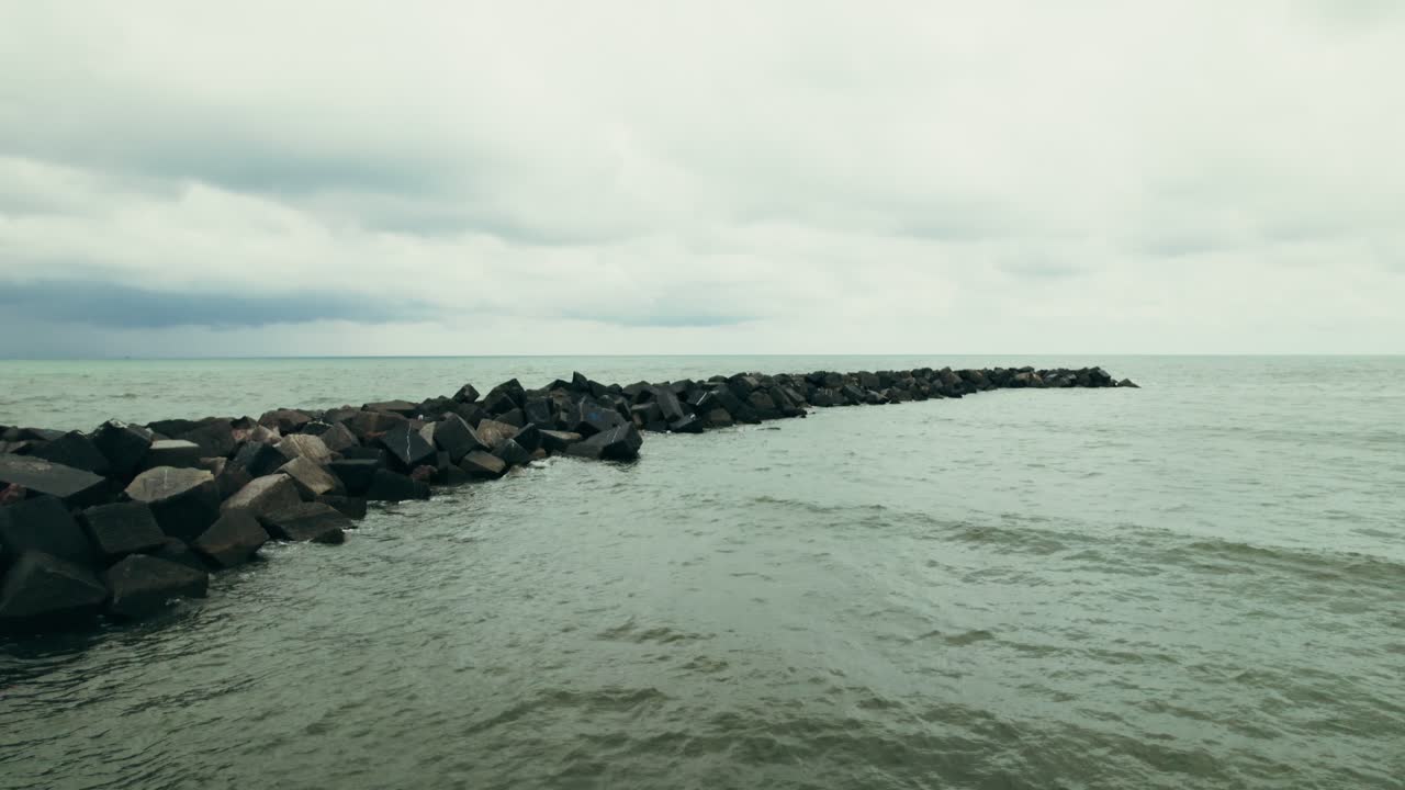 구름 은 하늘 아래의 해안 방파제