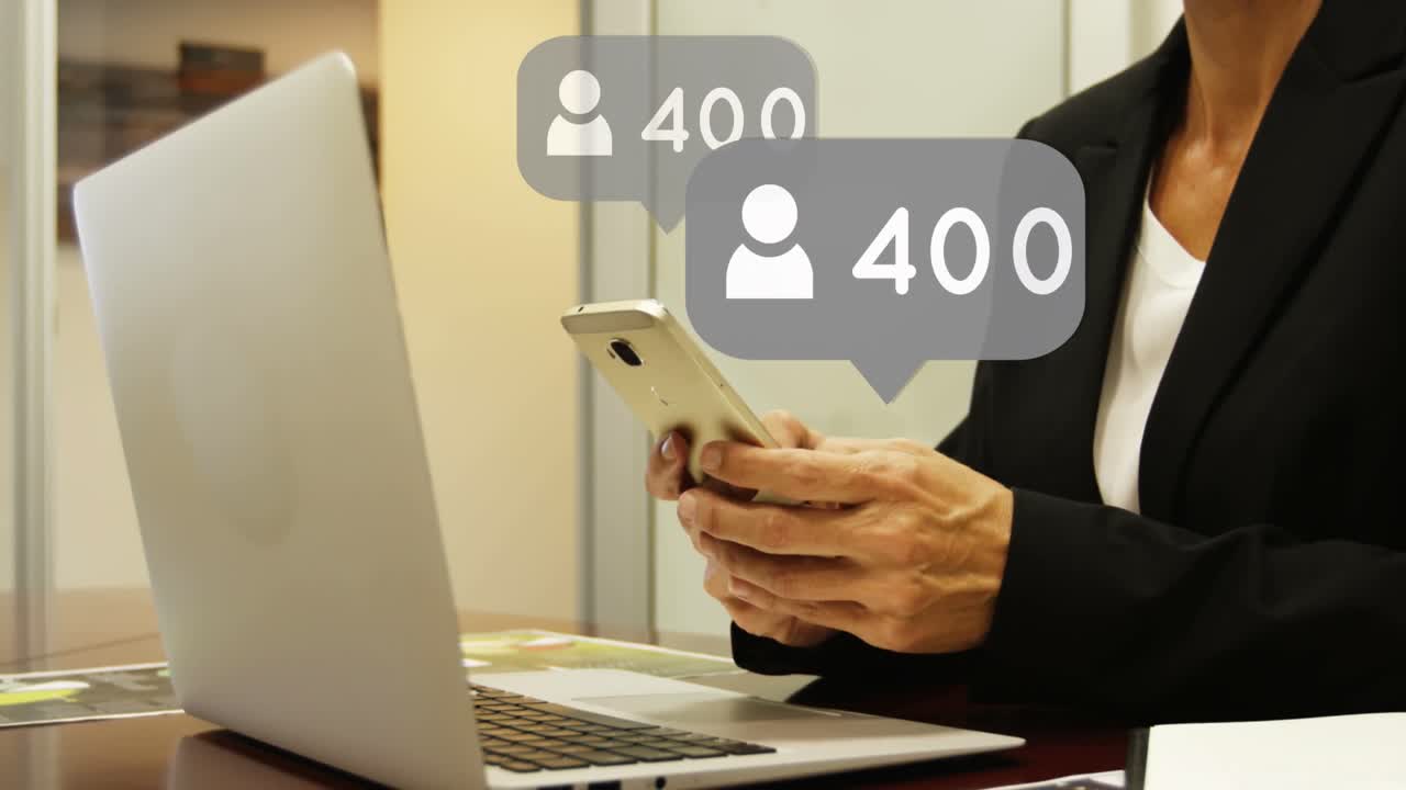 animación de iconos y números sobre mujeres usando teléfonos inteligentes y computadoras portátiles