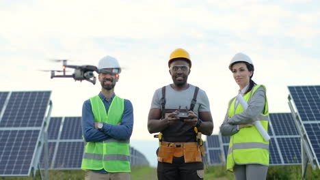 Nahaufnahme-Von-Drei-Multiethnischen-Farm-Solaringenieuren-Auf-Einer-Solarplantage