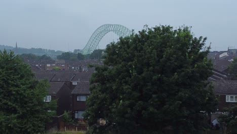 el aumento revela por encima del puente de runcorn del norte británico vista aérea del barrio residencial suburbano de la casa adosada
