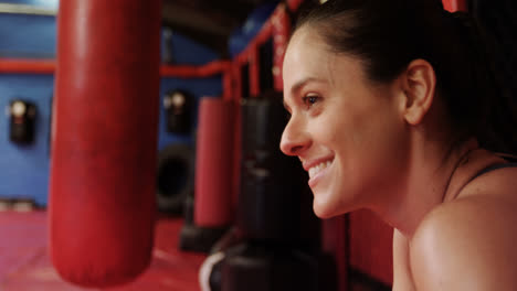 Boxeadora-Sonriente-De-Pie-En-El-Gimnasio