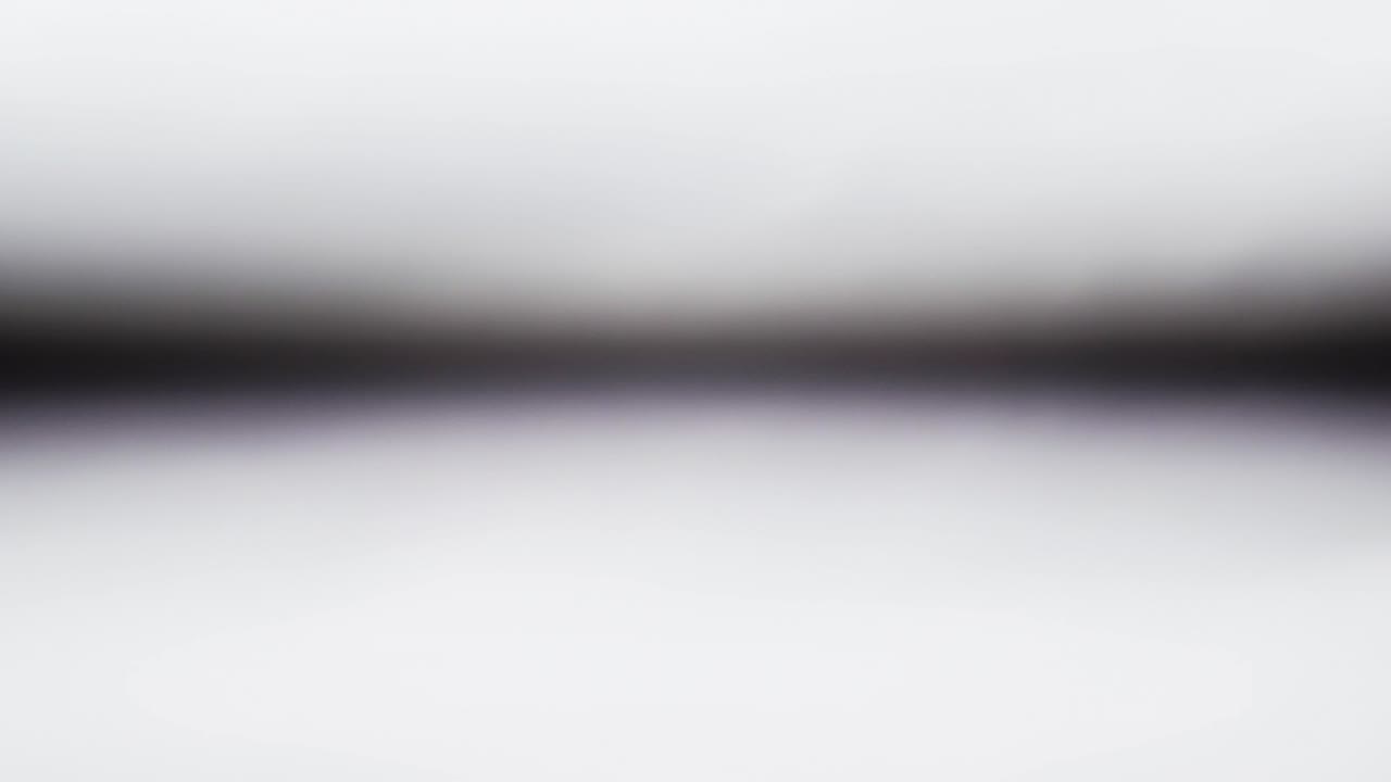 Linee astratte monocromatiche che cambiano larghezza.