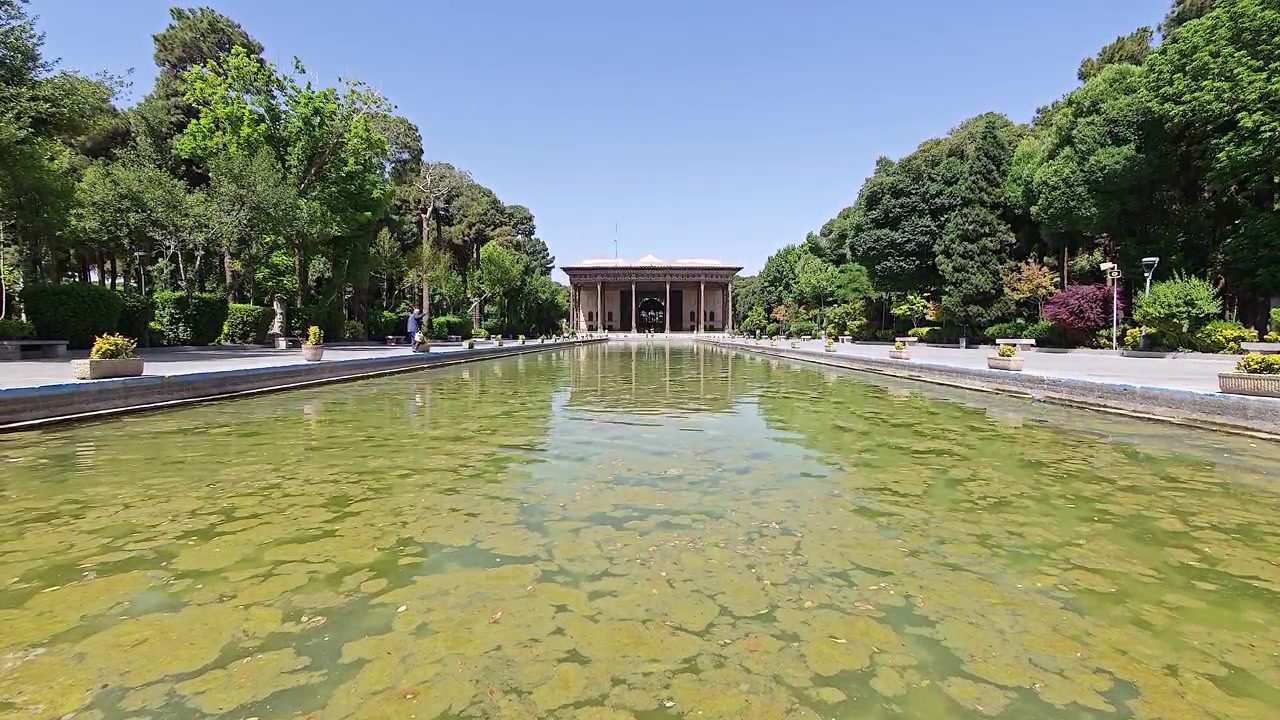 Palacio Chehel Sotoun y estanque reflectante en Isfahán