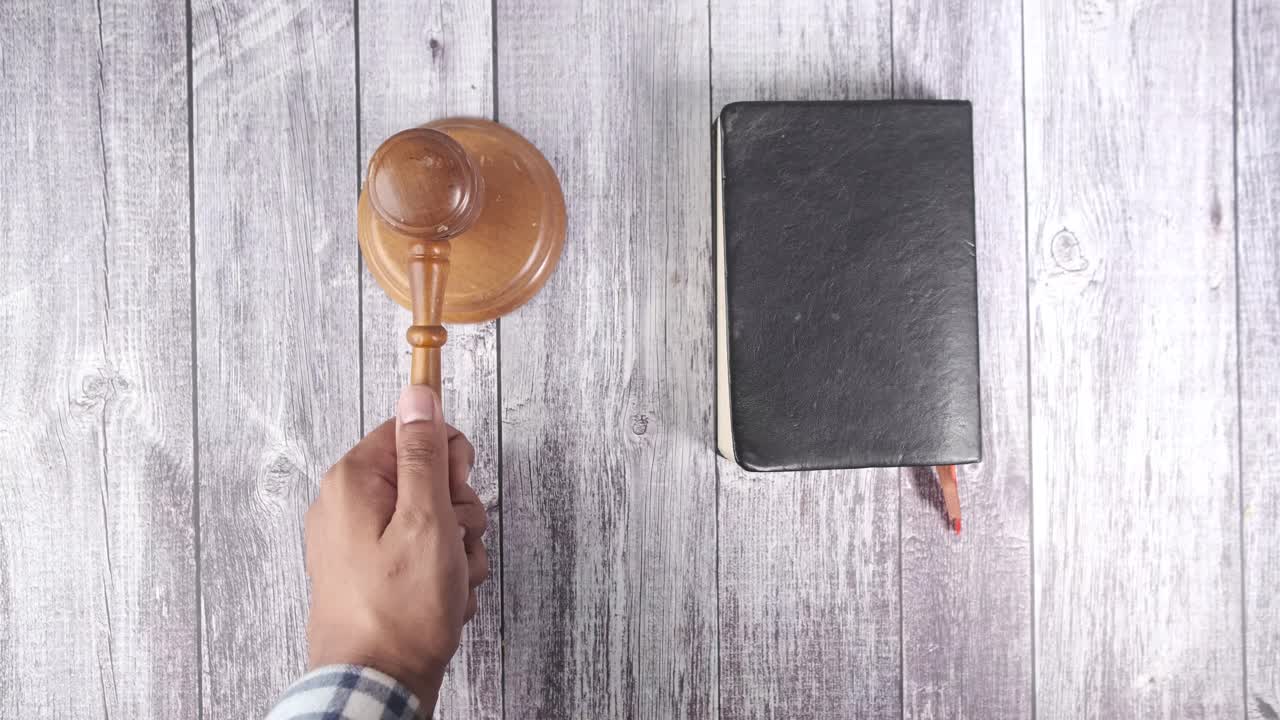 나무 테이블 위 에 있는 망치 와 성서