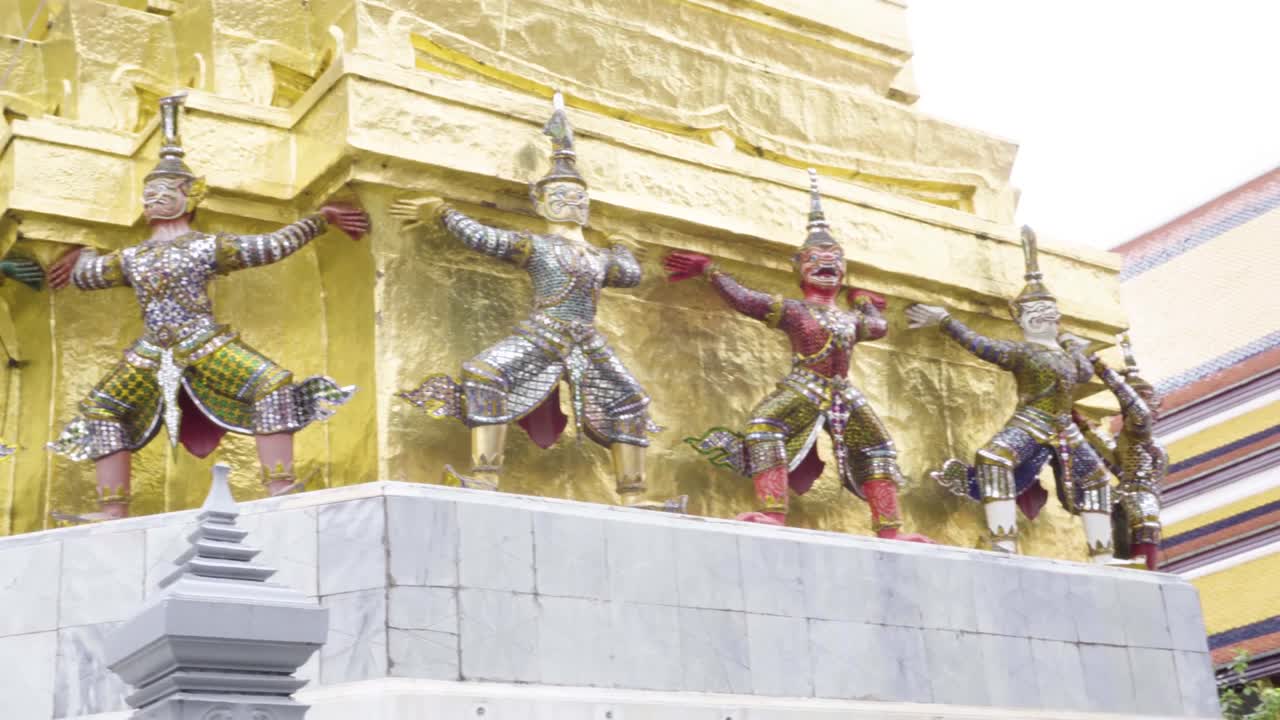 태국 방의  프라 카우 (wat phra kaew) 에서 야크사 수호자 들 이 파고다 를 들고 있다