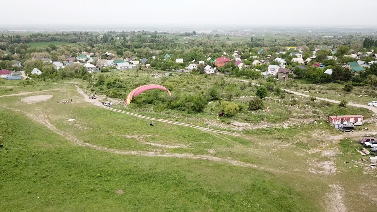 parapenteo en las montañas, campos verdes, colinas