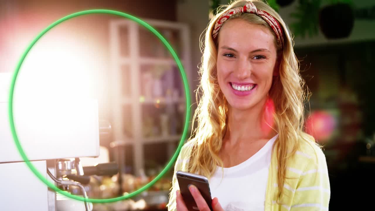 animación de una pancarta redonda verde contra el retrato de una mujer caucásica usando un teléfono inteligente en un café.