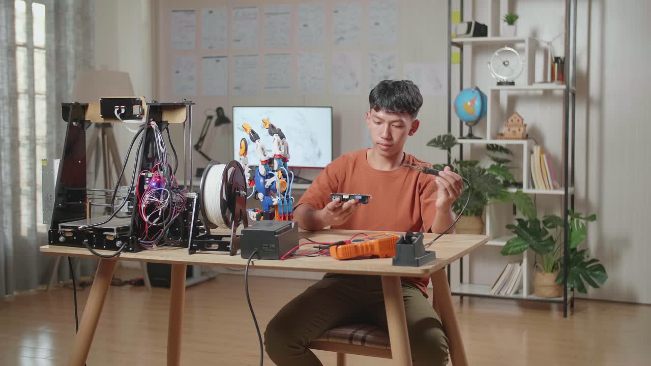 3d 프린터와 로 손을 수리하는 법을 배우는 젊은이