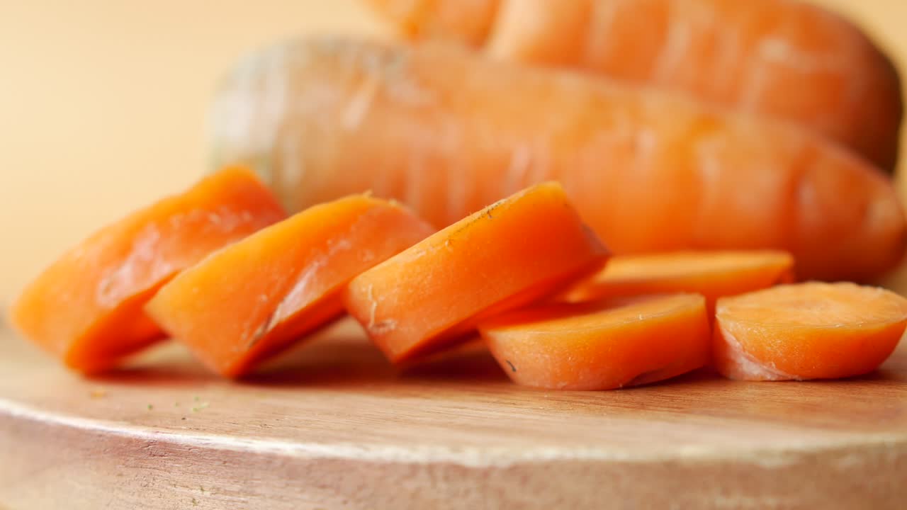 primer plano de zanahorias cortadas en una tabla de madera