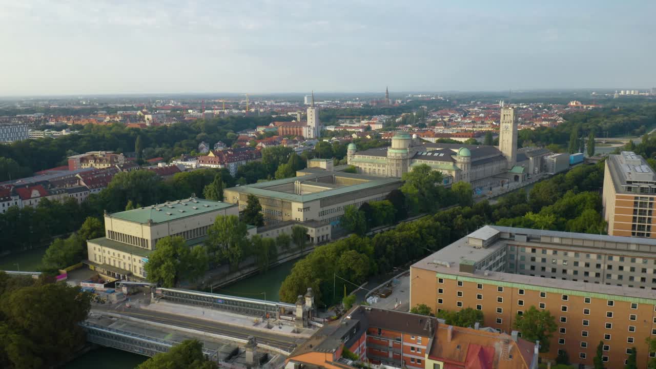 vista aérea a vista de pájaro del museo alemán en el río isar en verano