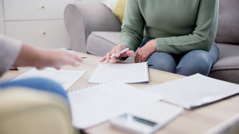 asesor financiero, manos de mujer
