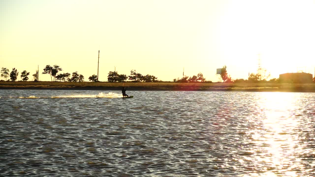 Kitesurf. Slow motion. Tramonto sul mare. Sport