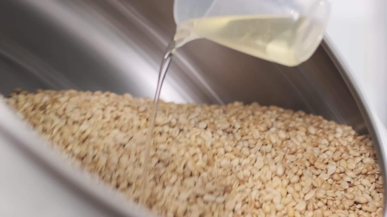 많은 씨, 태양광 씨, 베이킹 기계, 움직이는 긴 태양광씨, 기계에서 나온 음식 생산.