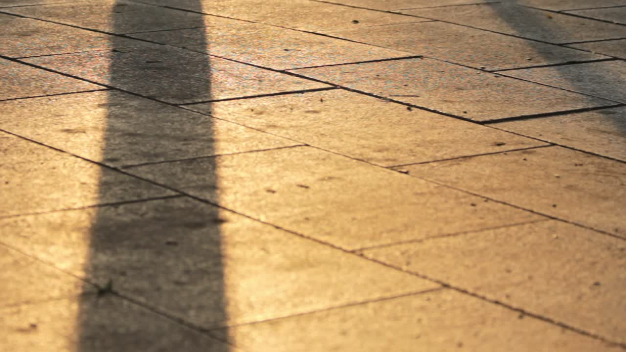 도시 거리에서  ⁇ 기 위한 자갈로 된 길. 보행자 길에 있는 그라나이트 타일