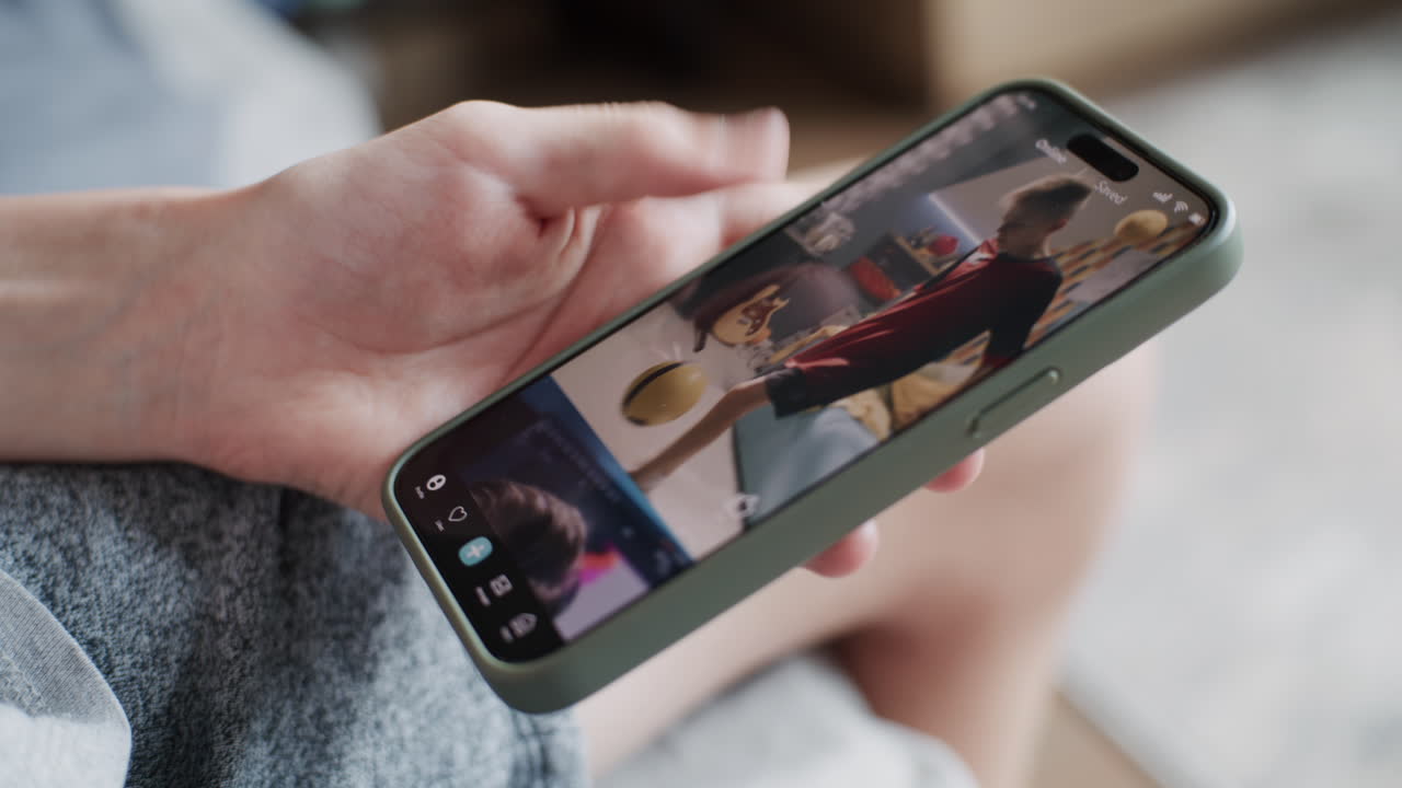 persona que utiliza un teléfono inteligente para la interacción con las redes sociales.