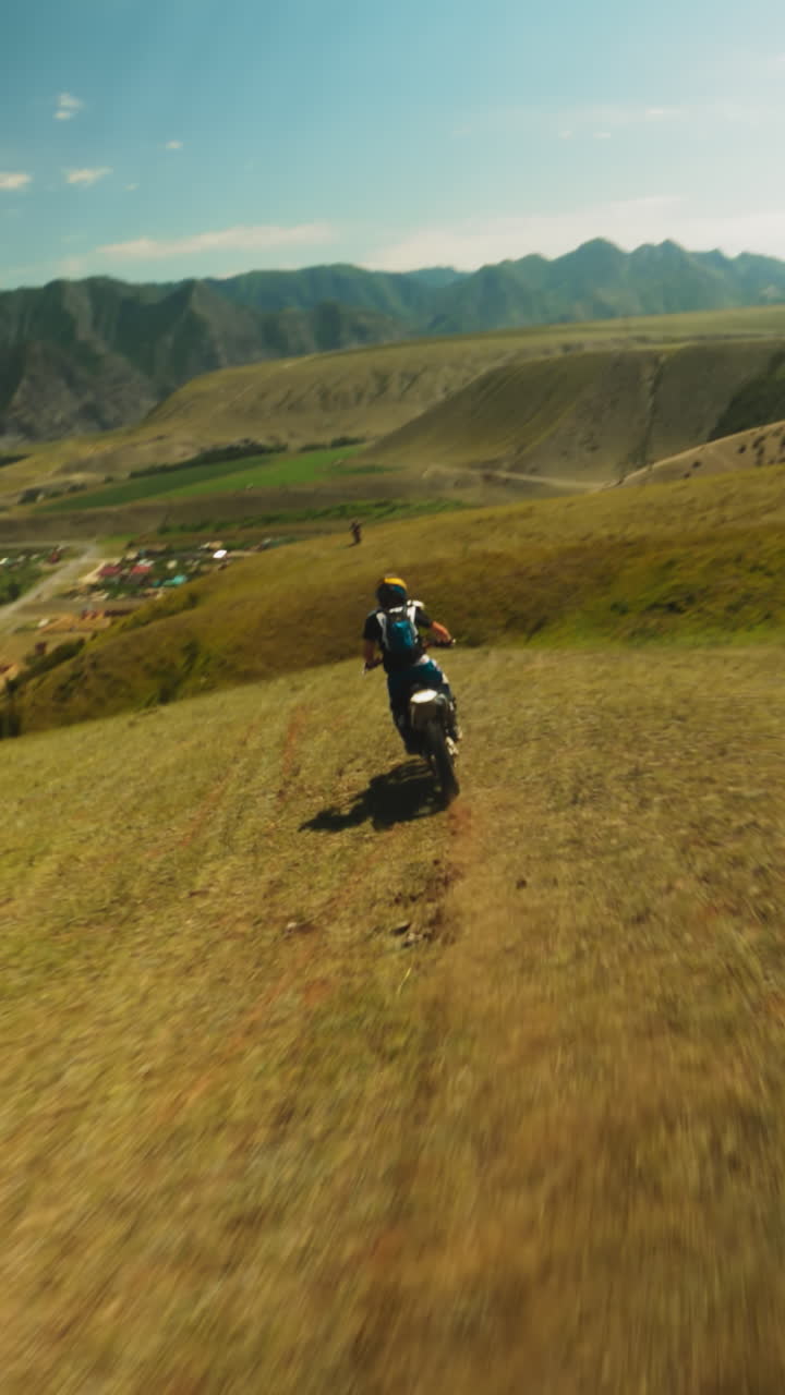 el motociclista navega por terrenos accidentados fpv. eco visual de la agilidad de la velocidad y la voluntad indomable de los deportistas que abrazan los deportes extremos. logros alimentados por adrenalina