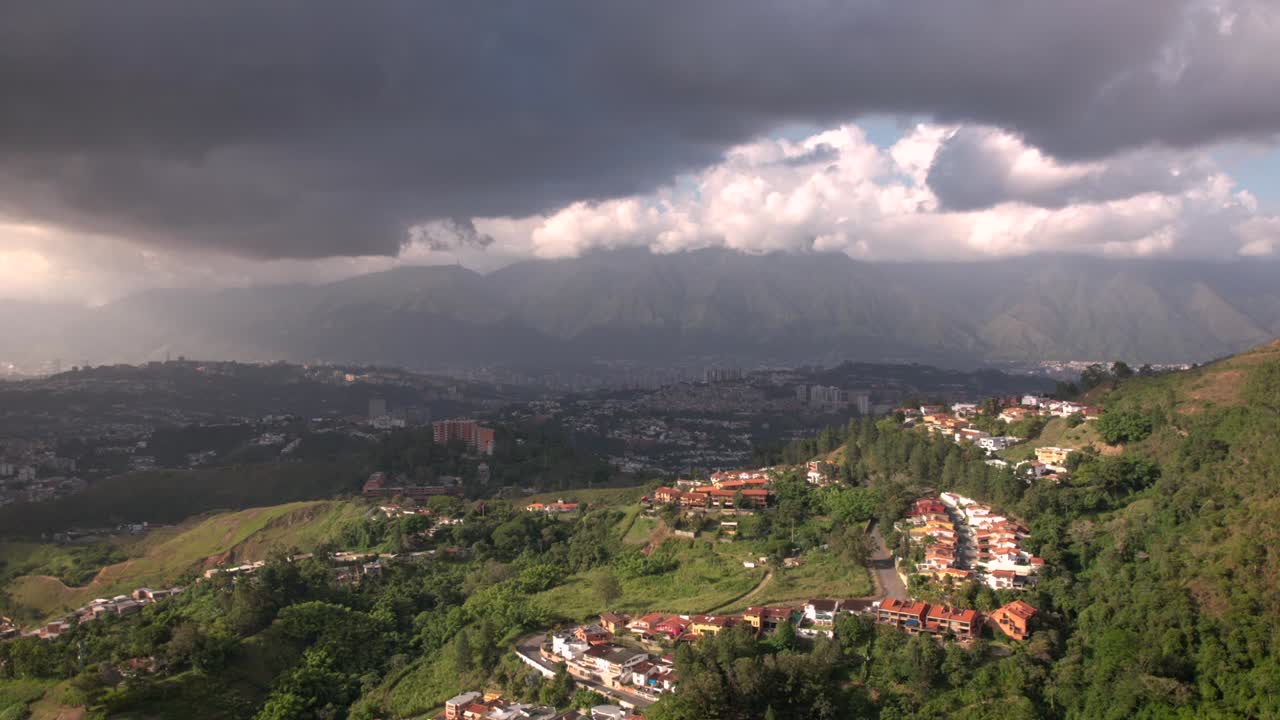drone hyper-lapse de un atardecer nublado en caracas, venezuela