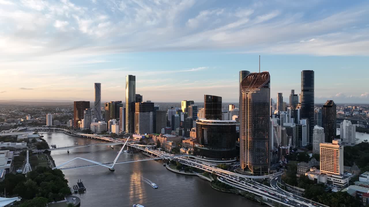 Langsom drone-kredsning ved den gyldne time omkring Queens Wharf og The Star Brisbane-tårnene over South Bank og Brisbane-floden, Brisbane, QLD, Australien