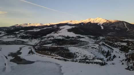 4K-Drohnenvideo-Des-Sonnenaufgangs-Auf-Dem-Gipfel-Der-Rocky-Mountains-In-Colorado-Im-Winter