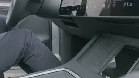 colocando un teléfono inteligente en el cargador inalámbrico qi en un tesla