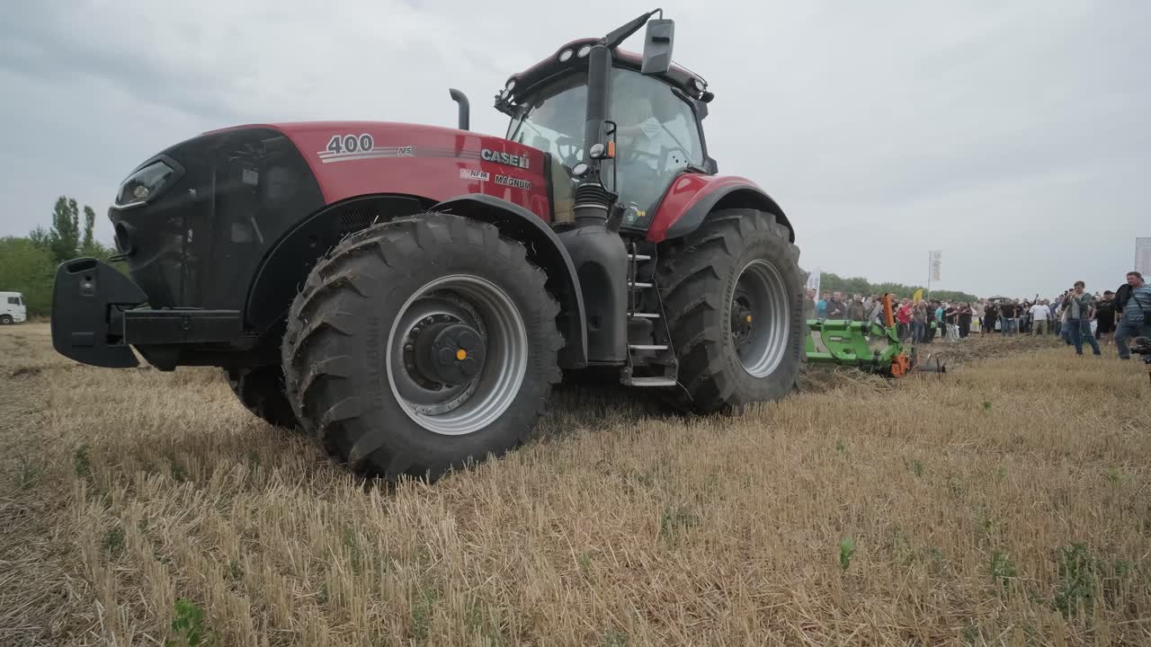 전시회에서 농업 기계의 시연. 트랙터는 현장에서 작동하여 그들의 능력과 성능을 전시합니다.