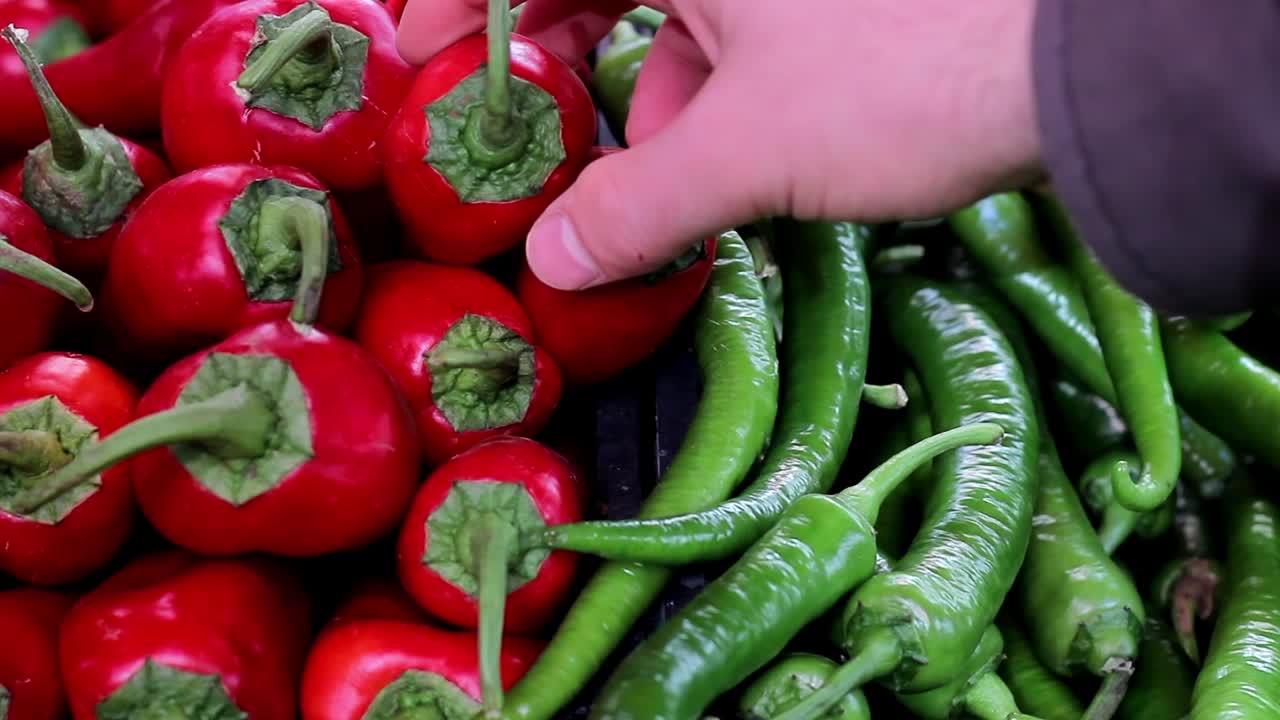 hombre comprando verduras y frutas en una tienda de verduras 12
