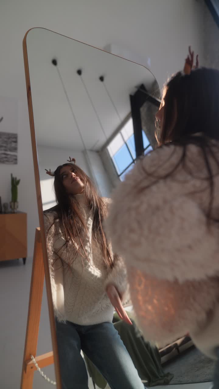 Donna che si guarda allo specchio, alla moda e confortevole