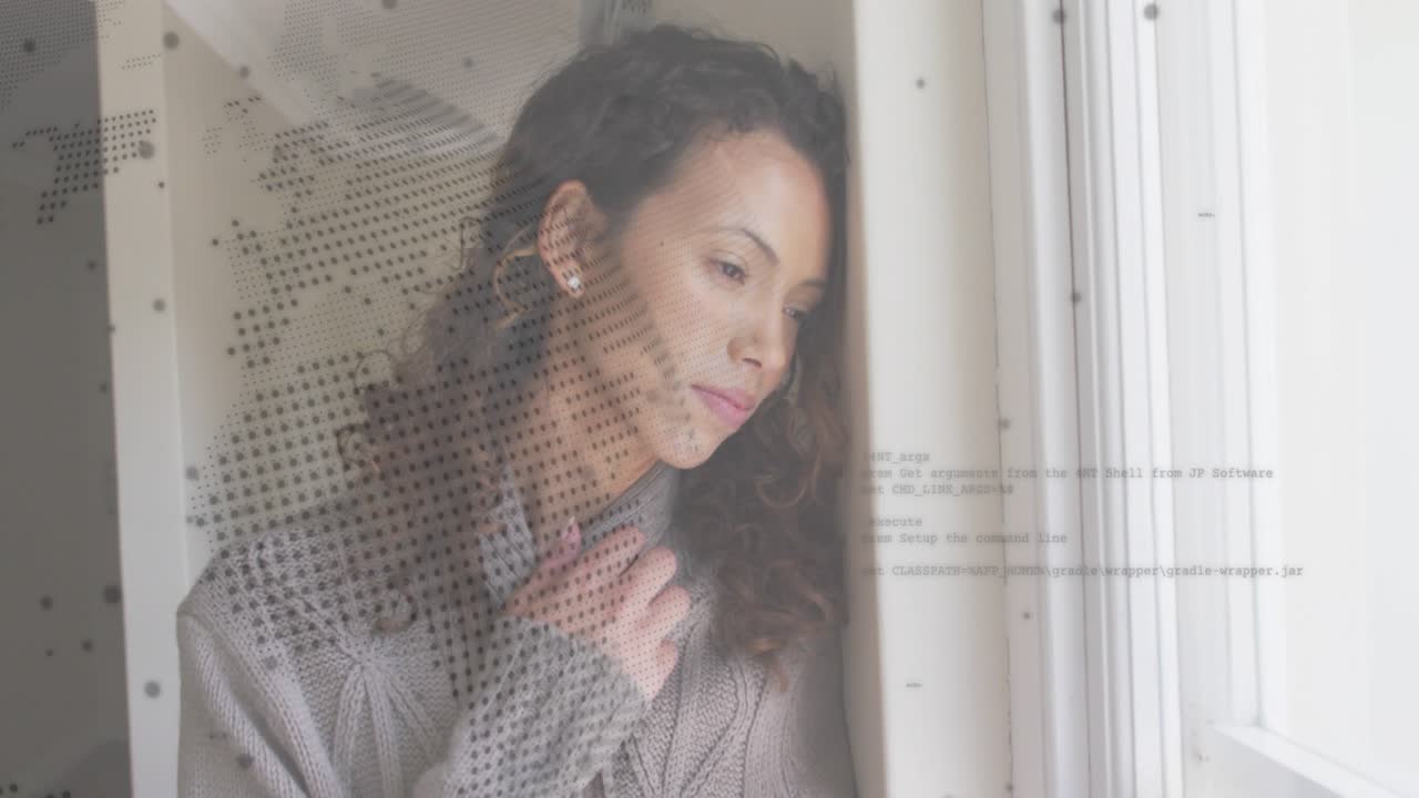 Mujer apoyando la cabeza contra la ventana, ajustándose el cuello y reflejándose mientras la tecnología superpone un mapa mundial y código.