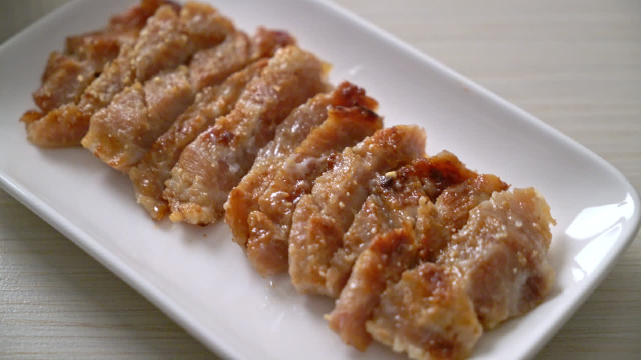 태국식 매콤한 디핑 소스를 곁들인 구운 돼지목살 또는 숯불로 삶은 돼지목살