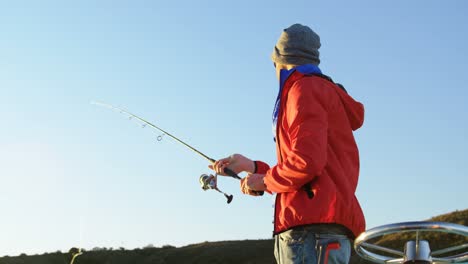 hombre pescando en el río 4k