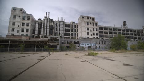 Vista-De-ángulo-Bajo-4k-Drone-De-Planta-De-Fabricación-Abandonada-En-Detroit-1