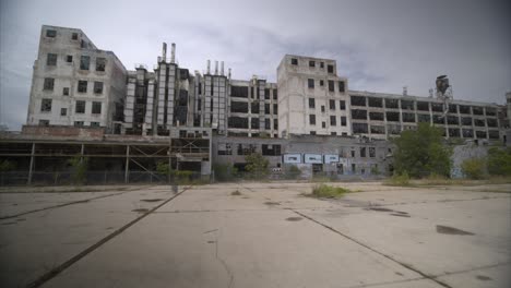 vista de ángulo bajo 4k drone de planta de fabricación abandonada en detroit-1