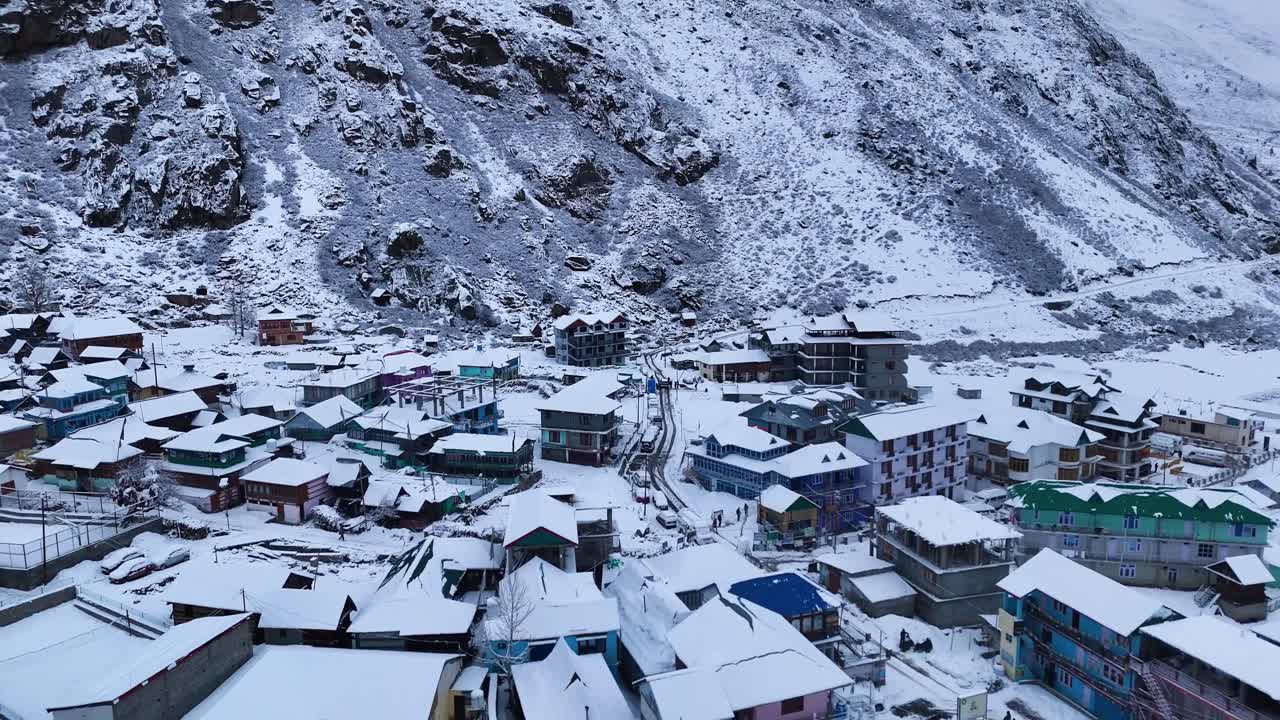 눈 덮인 산 마을