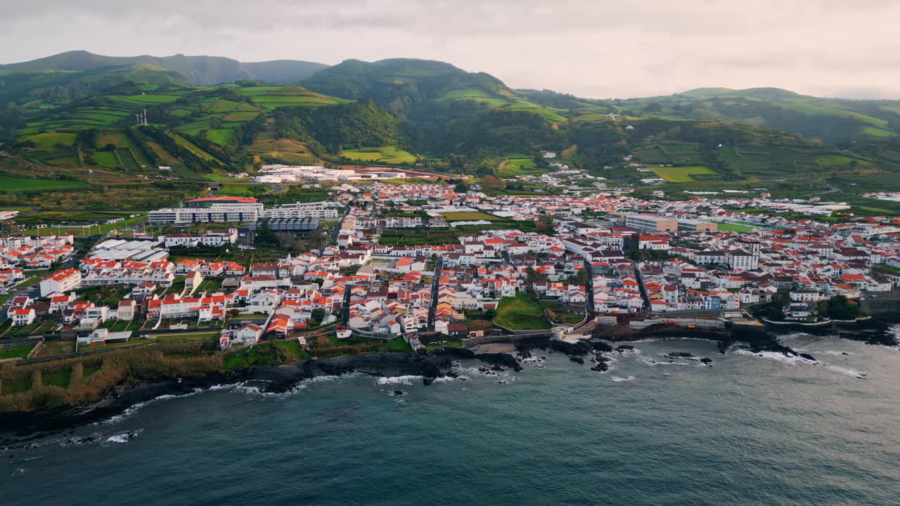 pintoresca ciudad costera bañada por el mar tranquilo y oscuro. aldea panorámica de la mañana