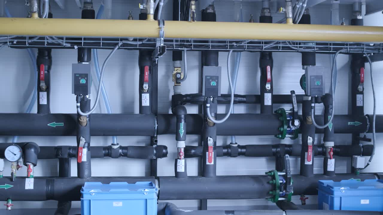 moderna sala de calderas de gas industriales equipadas para el proceso de calefacción. calderas, tuberías y válvulas de gas de calentamiento.