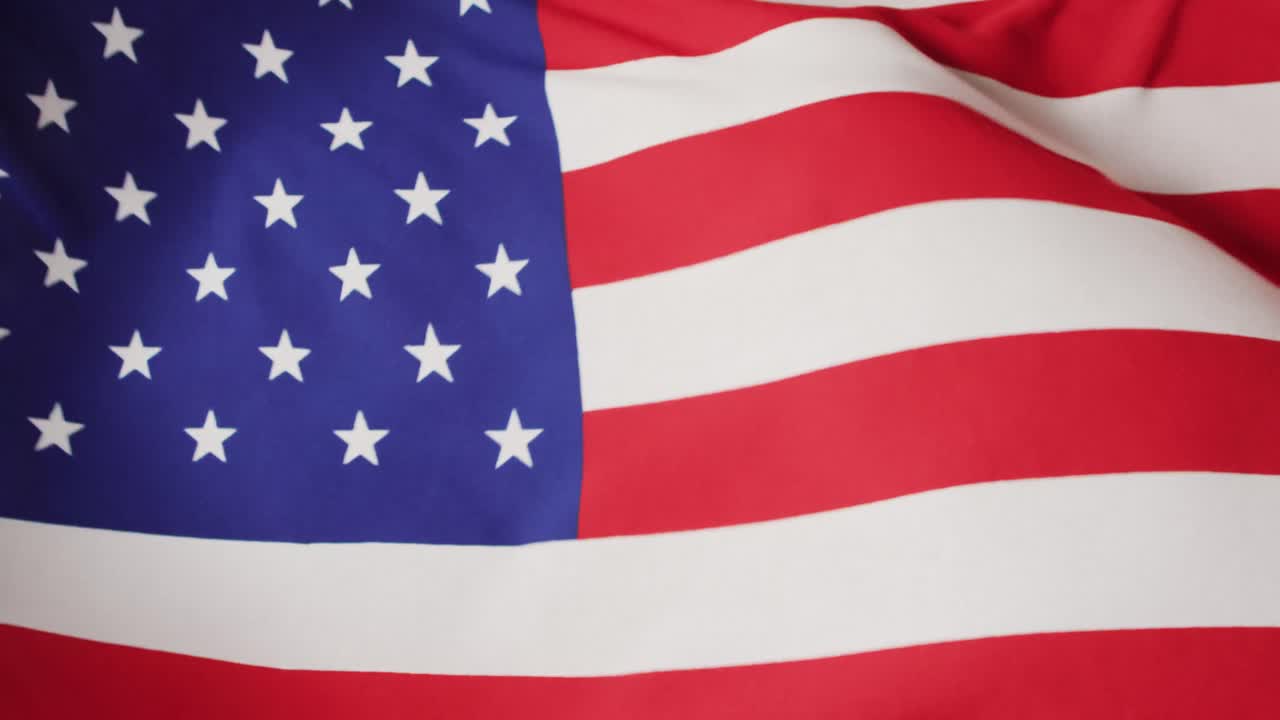 animación de fútbol sobre la bandera de los ee.uu. con espacio de copia