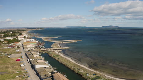 Puerto-Pesquero-De-Mazets-Toma-Aérea-Con-Drones-A-Lo-Largo-Del-Lago-Thau